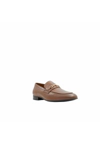 Mocassin en cuir marron avec petit talon et détail en métal doré sur l'empeigne, présenté en angle pour montrer le profil latéral et frontal.