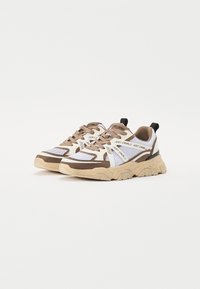 Lette sneakers med en kombinasjon av hvit mesh, brune syntetiske overflater og teksturerte beige såler. Har svarte hælakkenter og logodetaljer.
