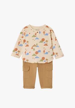Beiges Langarmshirt für Kleinkinder mit Wüsten- und Naturmotiv, kombiniert mit hellbraunen Cargohosen mit umgeschlagenen Bündchen.