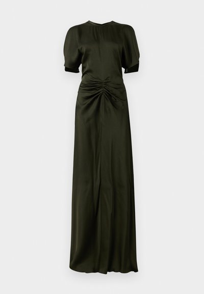 Alyvuogių žalios atlasinės suknelės su apvaliu iškirpimu, trumpomis pūstomis rankovėmis ir susiraukšlėjimu liemens srityje, besitęsiančia iki grindų.