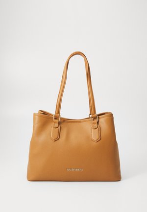 Sac en cuir tanné avec deux poignées, finition texturée et logo "VALENTINO" doré à l'avant. Design simple et spacieux.