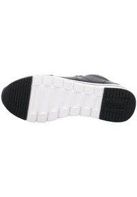 Schwarz-weißer Sneaker-Sohle aus strukturiertem Gummi, ausgestattet mit einem Profilmuster und einem Logo. Das Obermaterial besteht aus synthetischem Material mit Perforationen.