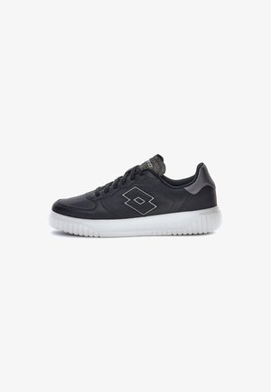 Baskets de sport noires avec tige en cuir texturé, semelle en caoutchouc blanche et bout rond. Présente un accent de logo gris et des lacets en tissu.