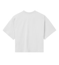 Jednoduché bílé krátké tričko s krátkými rukávy a kulatým výstřihem, zobrazené zezadu na bílém pozadí.