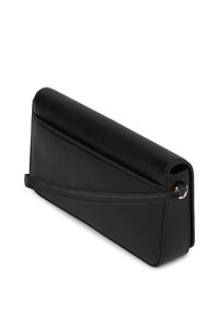 Fekete bőr karcsú clutch táska, vékony csuklószíjjal, téglalap alakú, és redőzött felső éllel, fehér háttér előtt.