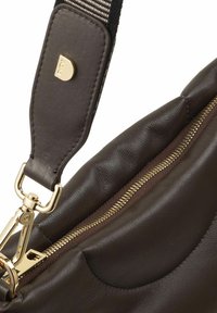 Borsa in pelle marrone con una cerniera dorata, dotata di una chiusura in metallo dorato e di una tracolla regolabile a strisce per un trasporto confortevole.