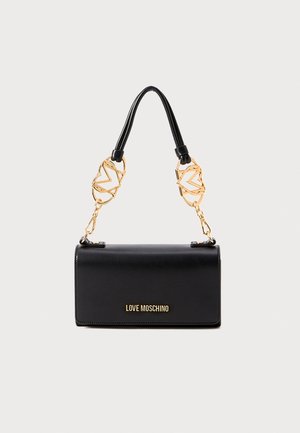 Sac à main Moschino noir avec logo doré et maillons de chaîne décoratifs reliant les poignées noires en cuir.