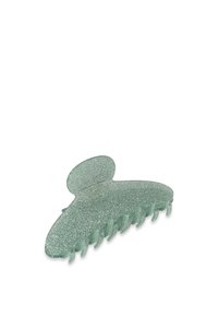 Pinza de pelo con forma de mariposa en glitter verde, superficie suave, parte superior redondeada y múltiples dientes de agarre para un sujeción segura.