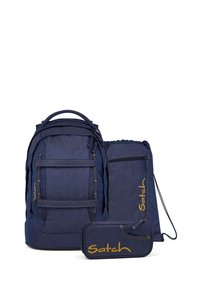Set de sacs à dos en tissu bleu comprenant un sac à dos principal, un sac à cordon et une trousse. Présente un logo doré, des coutures à motifs et de multiples compartiments.