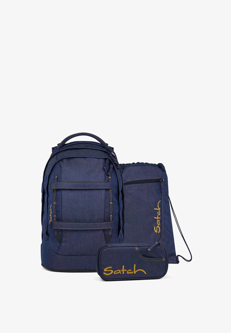 Blaues Stoff-Rucksack-Set mit einem Hauptrucksack, einem Kordelzugbeutel und einem Federmäppchen. Mit goldenen Logo, gemustertem Nähen und mehreren Fächern.