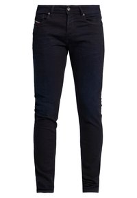 Jeans slim fit de color azul oscuro hechos de mezclilla, con cinco bolsillos, cierre de botón metálico y detalles de costura sutiles en la parte frontal.