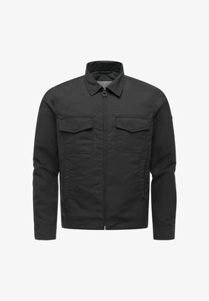 Giacca nera con cerniera, colletto appuntito, due tasche a pattina sul petto e tasche laterali verticali, mostrata su sfondo bianco.