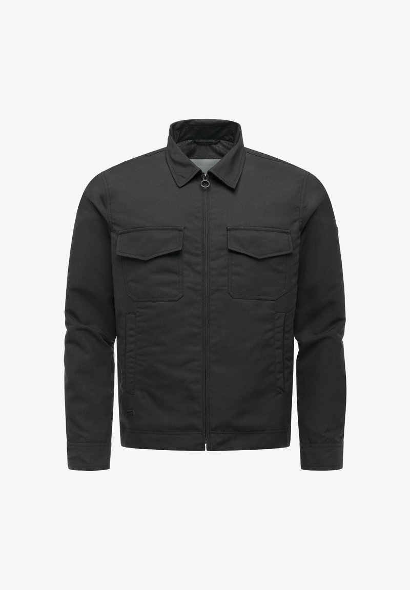 Sort lynlåstrøje med spids krave, to brystlommer med klap og lodrette sidelommer, vist på hvid baggrund.