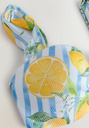 Tissu à motif citron avec des rayures bleues et blanches. Tissu texturé avec des feuilles vertes et des citrons jaunes. Design noué en haut pour la manipulation.