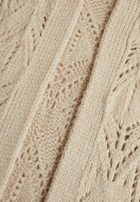 Beżowy, dziergany kardigan z teksturowanym wzorem splecionych motywów liści i przytulnym, grubym splotem.