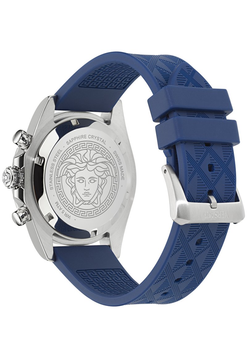 Fond de montre en acier inoxydable argenté avec le motif gravé de la Méduse, bracelet en caoutchouc bleu à motifs, et boucle en argent gravée avec "Versace."