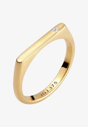 Goldener Ring mit einem glatten, flachen Band und einem einzelnen klaren Diamantakzent. Polierte Oberfläche mit modernem geometrischem Design.