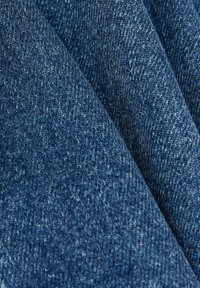 Denims audums vidēji z blue krāsā ar divkāršu apstrādi, kam raksturīga neliela izbalēšana un mīksta, bet izturīga izskata.