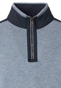 Halbzip Pullover aus strukturiertem, hellblauem Strick mit einem dunkelblauen Kragen und Reißverschlussdetail. Merkmale sind eine glatte Oberfläche und eine enge Passform.