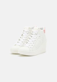 Sneakers alte bianche con finitura in pelle liscia, suola a zeppa, puntale a coste e sottili accenti rosa sul tallone.