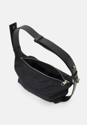 Borsa a spalla nera in nylon con tracolla in pelle textured, dotata di chiusura superiore con zip e hardware in argento per un tocco di stile.