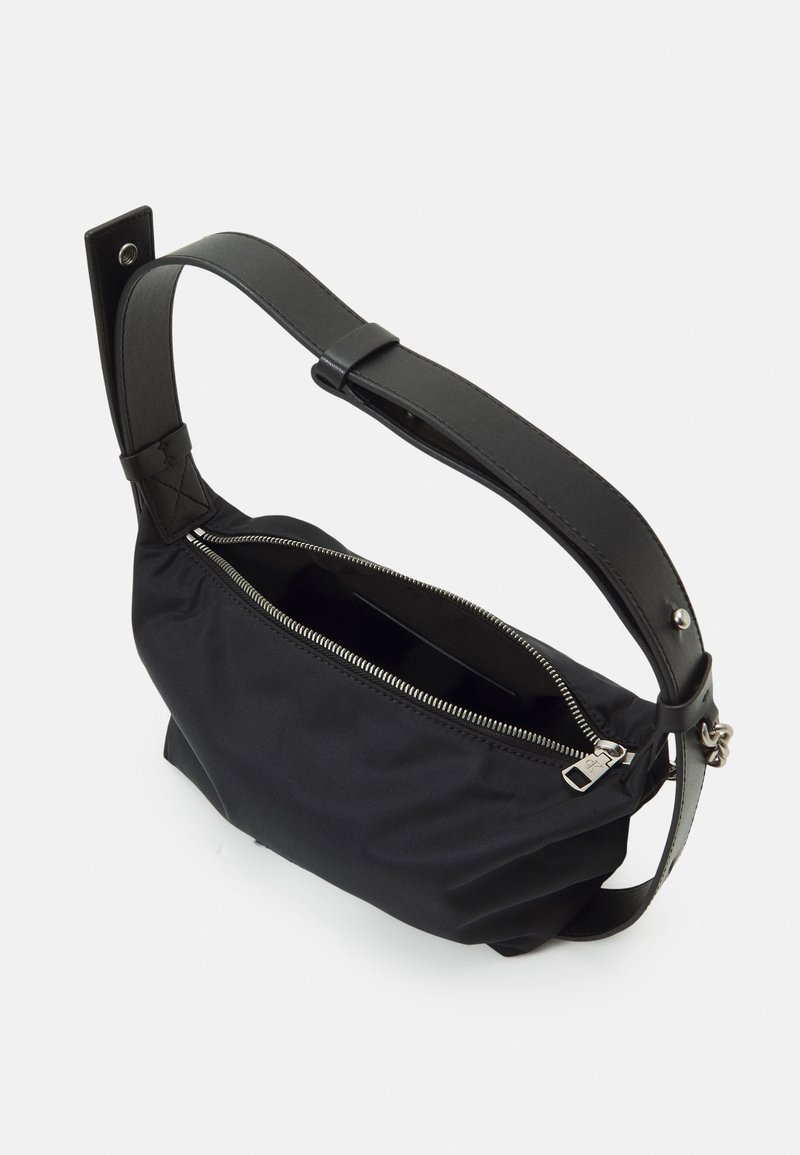 Svart nylonskyddsväska med ett texturerat läderrem, som har stängning upptill med dragkedja och silverfärgad metalldetalj för extra stil.