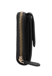 Cartera plegable de cuero negro con una cremallera dorada a lo largo de un lado y una lengüeta para tirar.