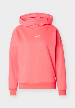 Korallysrosa pullover-hoodie med et lille hvidt uendelighedssymbol centreret på brystet, med ribbede manchetter og kant, vist mod en neutral baggrund.