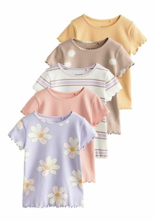 Cinq hauts à manches courtes côtelés dans des couleurs pastel avec des bords festonnés, présentant des motifs floraux, rayés et unis, disposés en pile superposée.