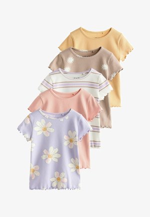 Fem ribbede kortærmede toppe i pastel farver med bølgekantede kanter, med blomster-, stribede og ensfarvede mønstre, arrangeret i et lagdelt stak.