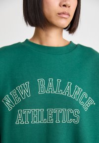 New Balance GRAPHIC CREW - Sweatshirt - nightwatch green