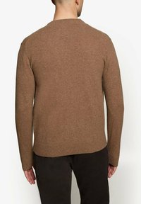 Brun strikket sweater med lange ærmer, ribbet kant og blød tekstur. Har en klassisk rund halsudskæring og en tætsiddende pasform ved taljen.