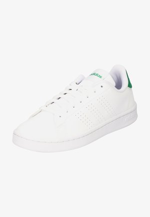 Zapatilla de cuero blanca con acento verde en el talón, con diseño perforado en los costados, cordones blancos y suela plana de goma blanca.