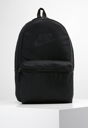Czarny plecak Nike z przednią kieszenią na suwak i górnym uchwytem, z logo Nike w nieco ciemniejszym odcieniu.