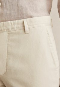 Reiss Chinos tipa bikses - off white