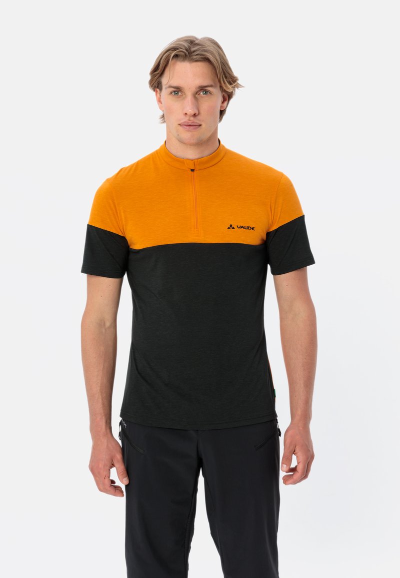 Chemise orange et noire à manches courtes avec un col zippé et des couleurs contrastantes, logo sur la poitrine, fabriquée dans un tissu léger et respirant.