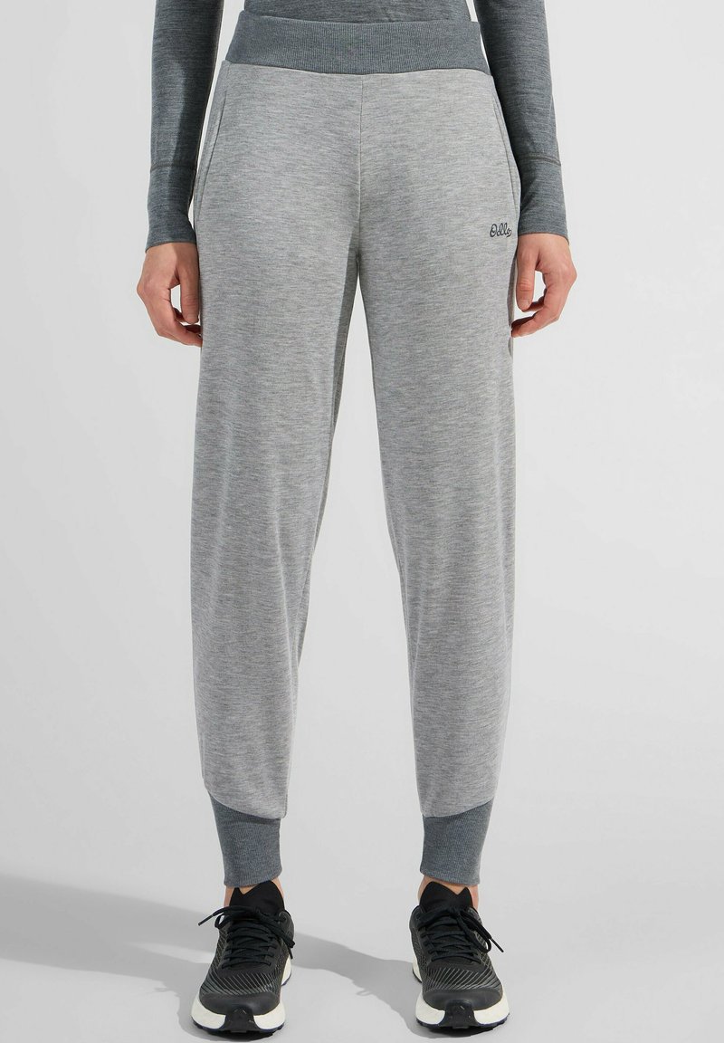 GRAUE JOGGINGHOSE AUS WEICHEM STOFF, MIT ELASTISCHEM BUND UND BÜNDCHEN, SEITENTASCHEN UND EINEM DEZENTEN LOGODETAIL.