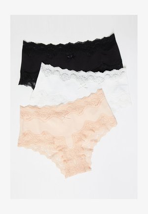 Trzy pary hipsterskich majtek z koronką: czarne, białe i cieliste. Każde mają faliste krawędzie i małą kokardkę z przodu.