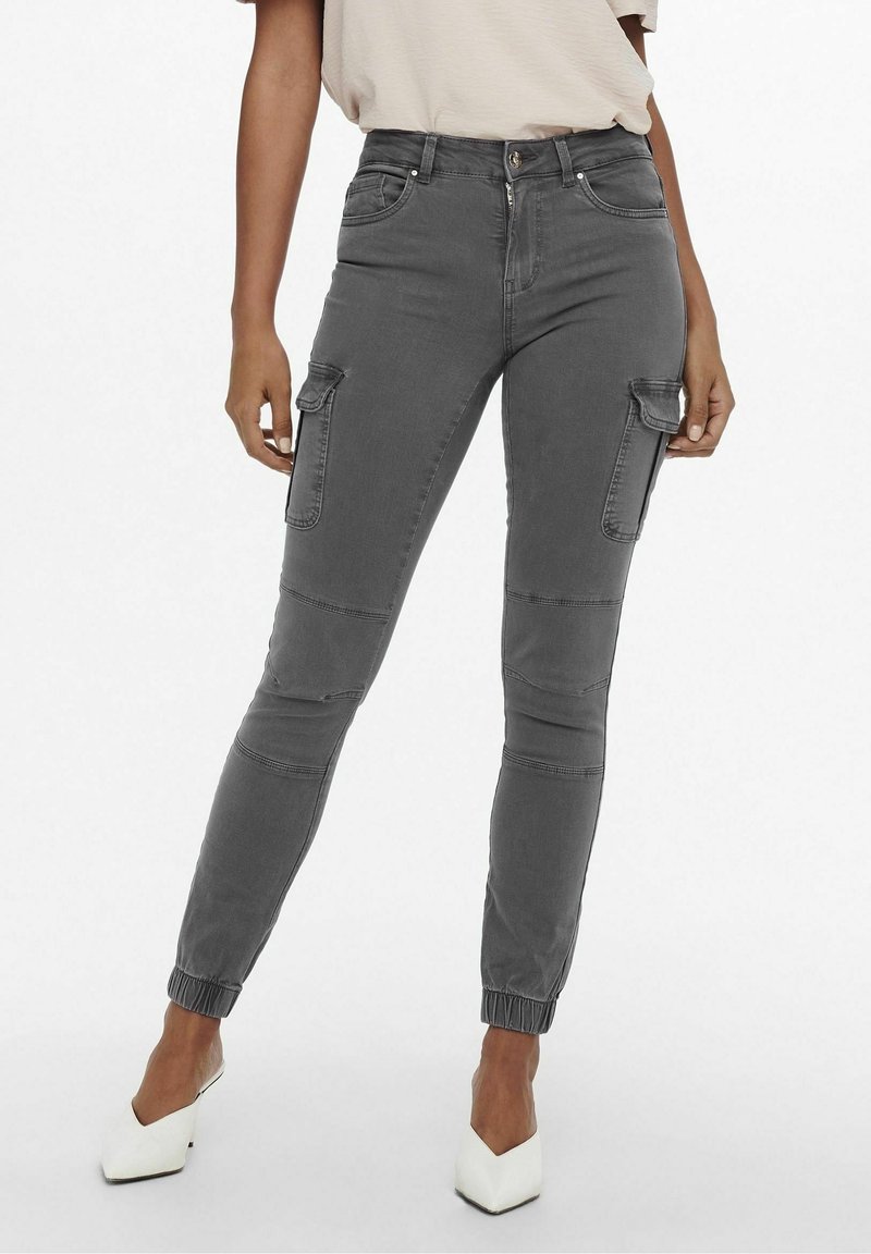 Jeans cargo gris à coupe slim, dotés de poches latérales, de poignets élastiqués et d'une texture en denim lisse. Design classique à cinq poches.