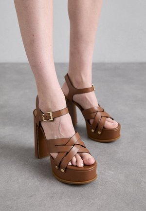 MICHAEL Michael Kors NORA PLATFORM - Sandali con plateau - luggage