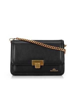 Borsa a tracolla in pelle nera con catena d'oro, forma rettangolare, pattina anteriore e chiusura in evidenza in oro.