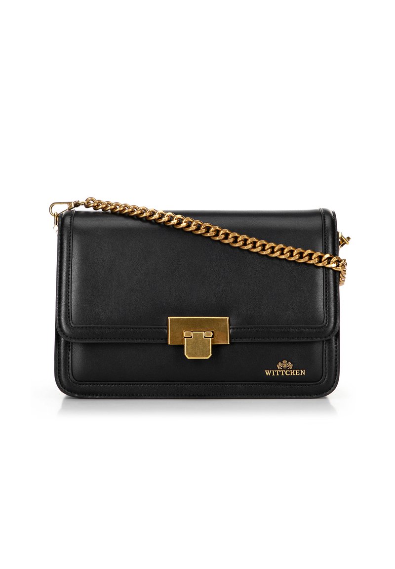 Borsa a tracolla in pelle nera con catena d'oro, forma rettangolare, pattina anteriore e chiusura in evidenza in oro.