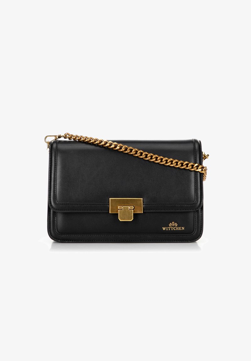 Bolso de mano de cuero negro con una correa de cadena dorada, forma rectangular, con tapa frontal y un cierre de hardware dorado prominente.