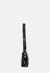 Borsa in pelle nera con una forma rettangolare piatta, manico allungato e superficie testurizzata. Presenta una chiusura superiore e hardware minimale.