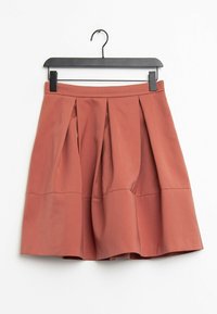 Hnědo-rezavá plisovaná sukně vyrobená z lehké tkaniny, s hladkým pásem a A-liniovým střihem, visící na černém háčku.