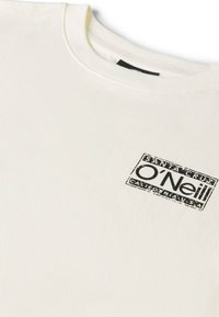 Camiseta blanca de algodón con cuello redondo, con un logo gráfico negro que dice "O'Neill Santa Cruz California." Textura suave.