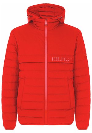 Rote Pufferjacke mit Reißverschlussfront, verstellbarem Kapuzenrand und gesticktem Logo. Verfügt über zwei Seitentaschen und ein gestepptes Muster.