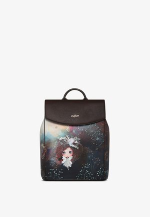 Rucksack mit einer dunkelbraunen Klappe aus Lederimitat und einer bunten grafischen Illustration mit einem Mädchen mit lockigem Haar, floralen Akzenten und Sternmustern.