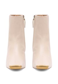 Bēšas ādas potītes zābaki ar gludu tekstūru, kvadrātveida pirkstu un zelta toņa apdarēm. Iezīmējas ar sānu rāvējslēdzēju, kas nodrošina vieglu uzvilkšanu.