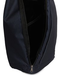 Ciemnogranatowa tkaninowa torba z częściowo otwartym zamkiem, ujawniająca pustą czarną wnętrze z małą wewnętrzną kieszonką.